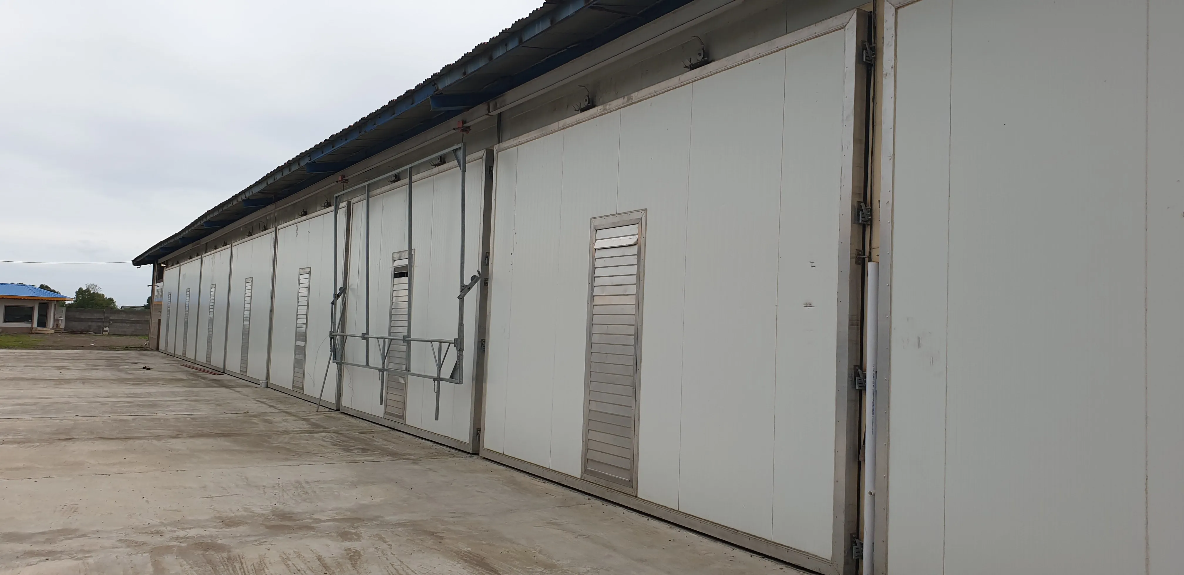 Large growing room doors — image 1